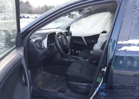 2018 Toyota Rav4 Le z USA, uszkodzony, nr VIN JTMBFREV8JJ735529